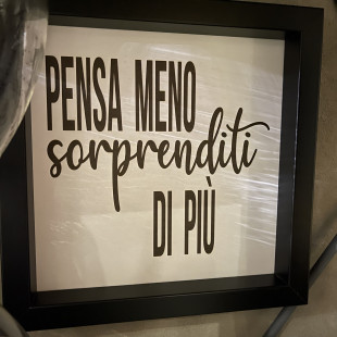 QUADRETTO IN LEGNO "PENSA MENO SORPRENDITI DI PIU'"