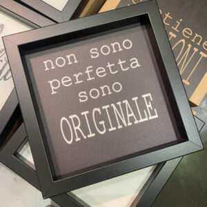 QUADRETTO IN LEGNO "NON SONO PERFETTA SONO ORIGINALE"