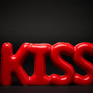 SCRITTA DECORATIVA KISS RED