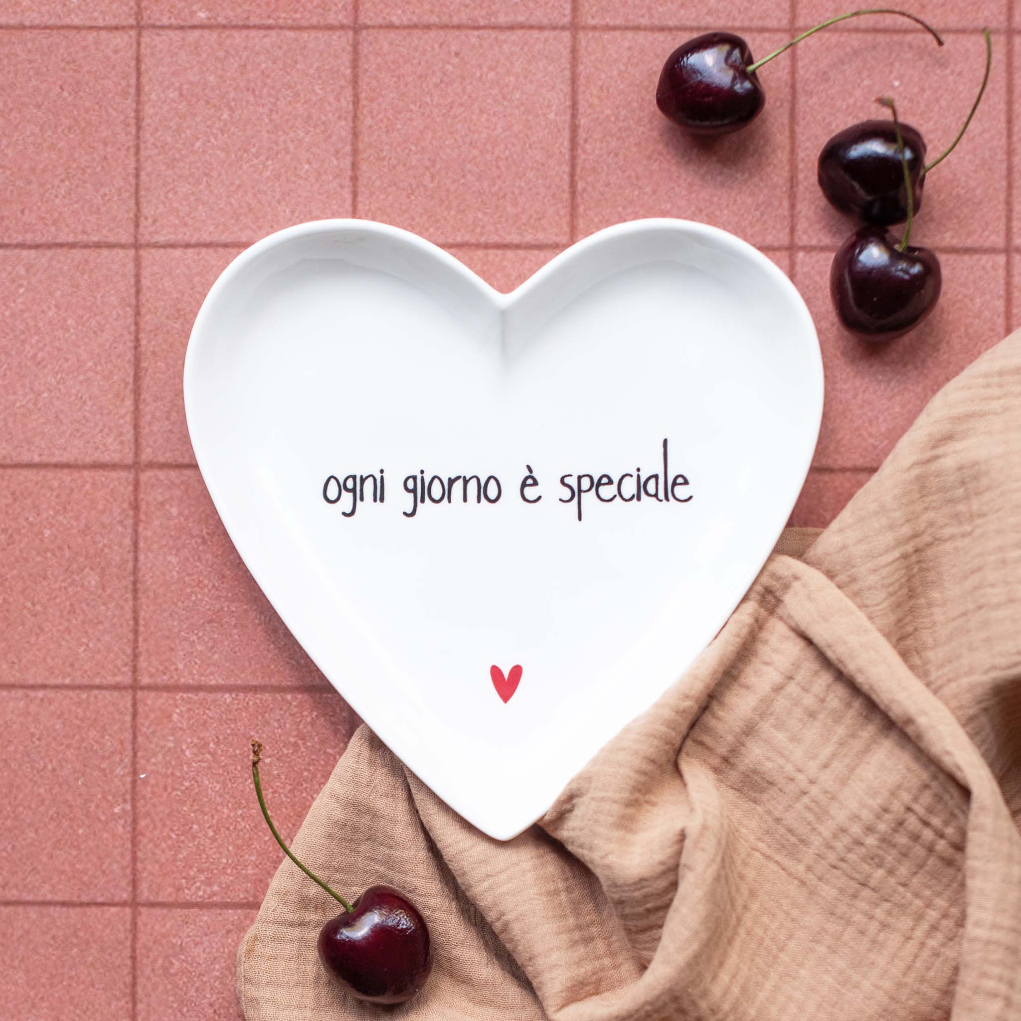PIATTO CUORE "OGNI GIORNO E' SPECIALE" 18CM